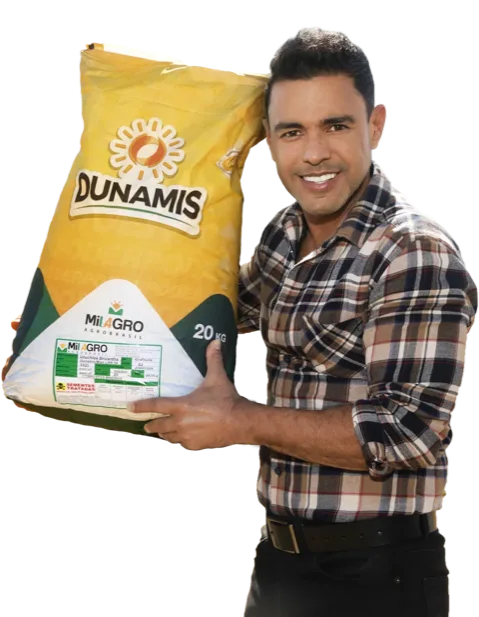 Zezé Di Camargo com um saco de Dunamis no ombro